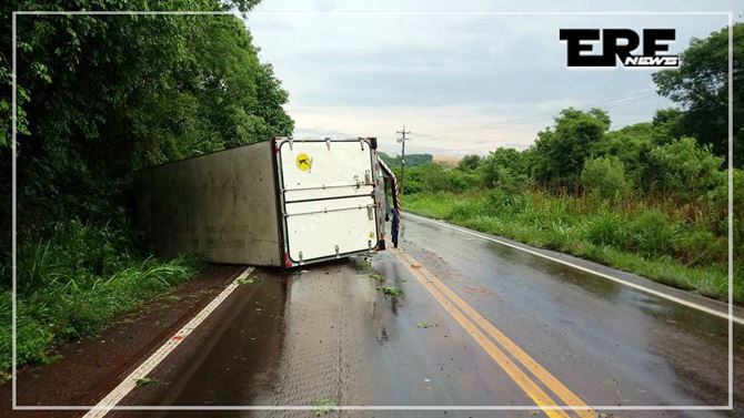 ERS 404 - Caminhão colide em barranco e tomba sobre a pista - FONTE: Jornalismo Máxima FM/ Foto: Douglas Consul