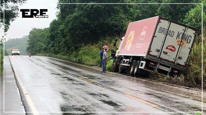 Caminhão perde o controle e sai da pista - FONTE E FOTOS: Jornalismo Máxima FM