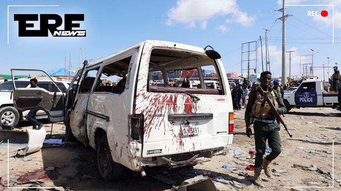 Policial somali ao lado de um veículo atingido pelo atentado — Foto: Feisal Omar/Reuters