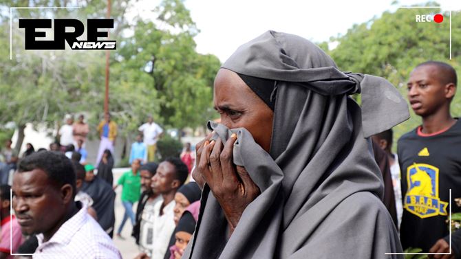 Moradores observam o que restou após a explosão de um carro-bomba na Somália — Foto: Feisal Omar/Reuters